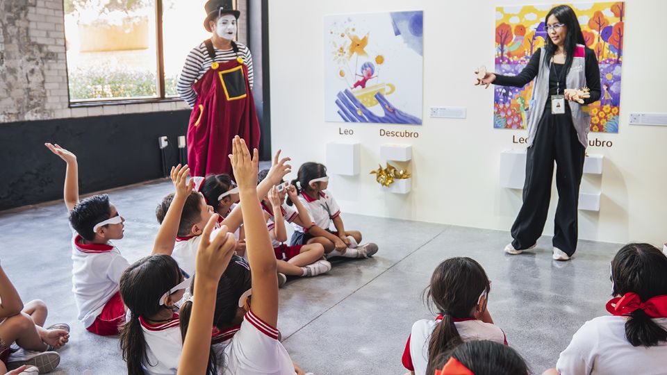 Niñas y niños participan en actividades interactivas de la exposición “Toc toc, mi corazón” en Niños CONARTE, dentro del Parque Fundidora.