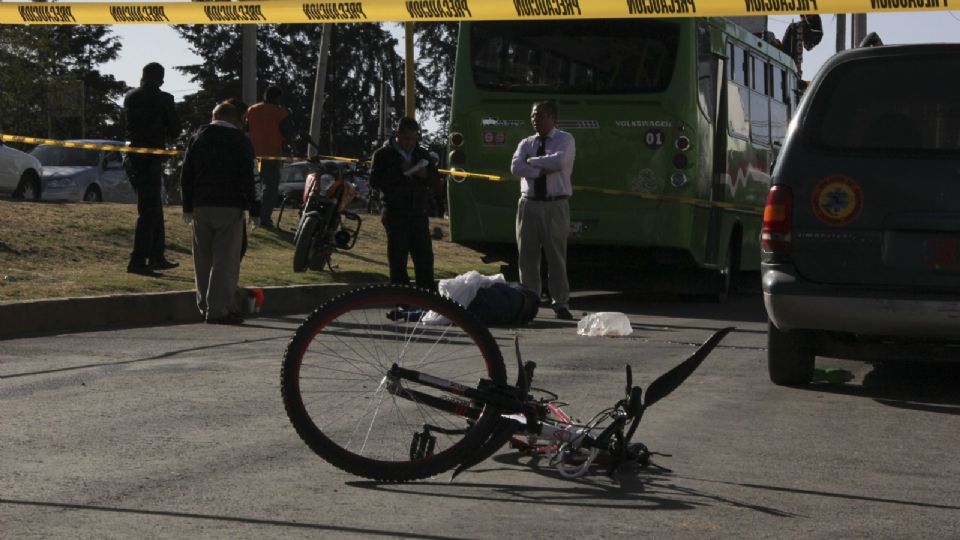 Elementos de seguridad universitaria y peritos de la Fiscalía capitalina trabajaron en la zona del Circuito de la Investigación Científica tras el reporte del fallecimiento de un ciclista.