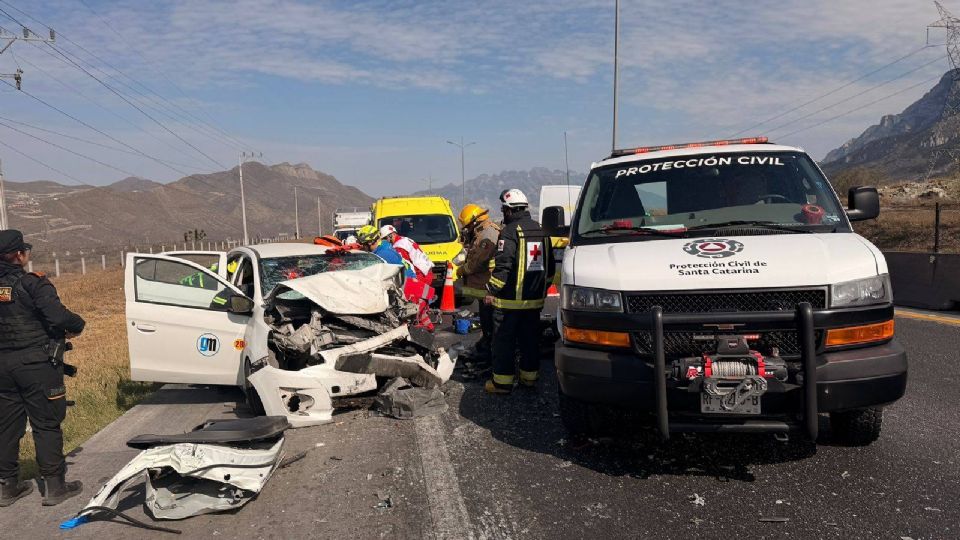 Elementos de rescate trabajaron con equipo hidráulico para liberar a un hombre atrapado tras el choque en la Autopista Monterrey-Saltillo.
