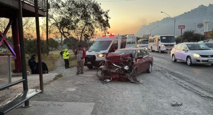 Choque entre camión urbano y auto en Carretera a Saltillo deja dos lesionados en Santa Catarina