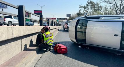 Volcadura en Fidel Velázquez y Bernardo Reyes moviliza a Protección Civil Monterrey