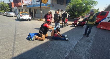 Accidente entre moto y taxi deja dos jóvenes lesionados en el centro de Monterrey
