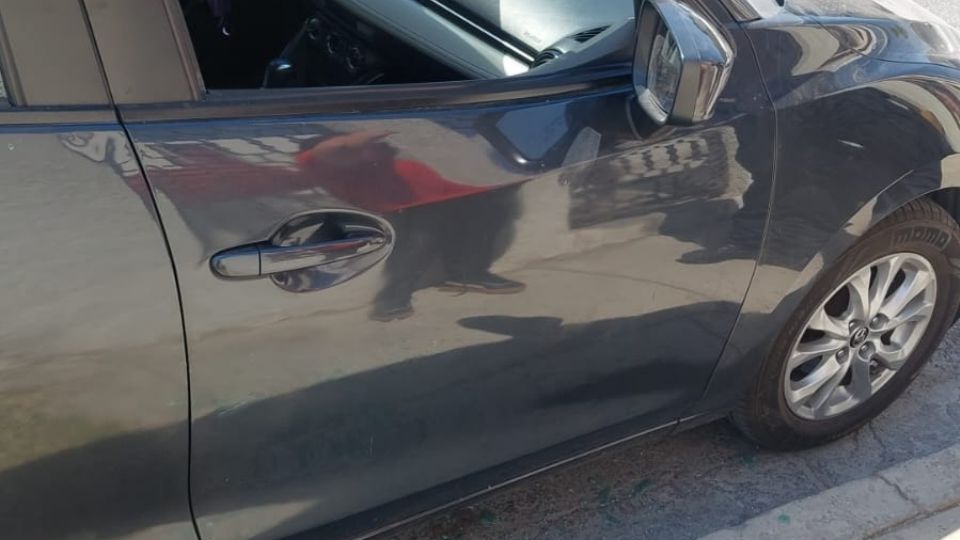 Elementos de auxilio acudieron a la colonia López Mateos, en Santa Catarina, tras el reporte de un menor atrapado dentro de un automóvil.