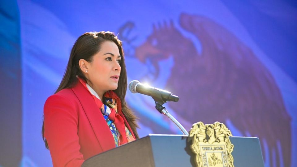 La gobernadora Tere Jiménez durante la premiación de los alumnos ganadores del concurso 'Pinta tu Bandera', evento que refuerza la identidad nacional entre las nuevas generaciones de Aguascalientes.