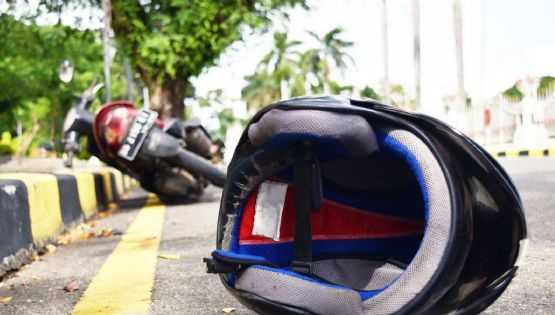 Video capta agresión vial: conductor embiste en reversa a motociclista tras discusión