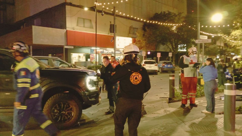 Elementos de Protección Civil y Cruz Roja atienden a los lesionados tras el choque registrado en la colonia Del Valle, en San Pedro.