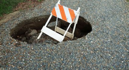 El asfalto se abre en Omaha: El impactante video de un socavón en Nebraska que 'tragó' dos vehículos