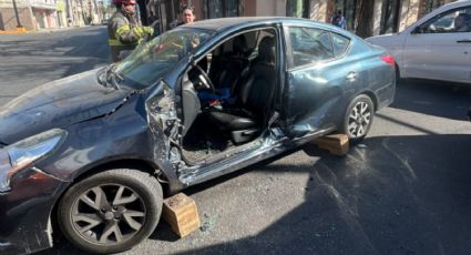 Fuerte choque en Aramberri y Zuazua deja a un hombre atrapado en el Centro de Monterrey