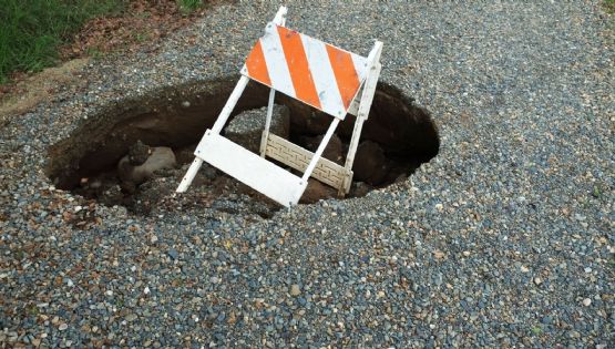 El asfalto se abre en Omaha: El impactante video de un socavón en Nebraska que 'tragó' dos vehículos
