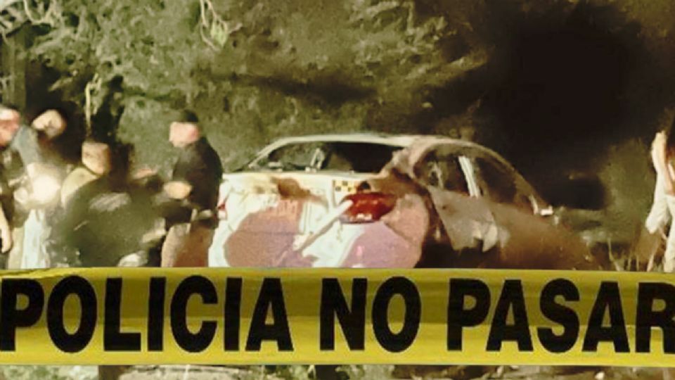 El taxi robado terminó completamente calcinado en un terreno a espaldas de la colonia Los Viñedos, tras el ataque al conductor.