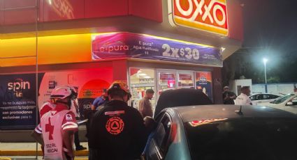 Auto acelera y se impacta contra tienda de conveniencia en Guadalupe
