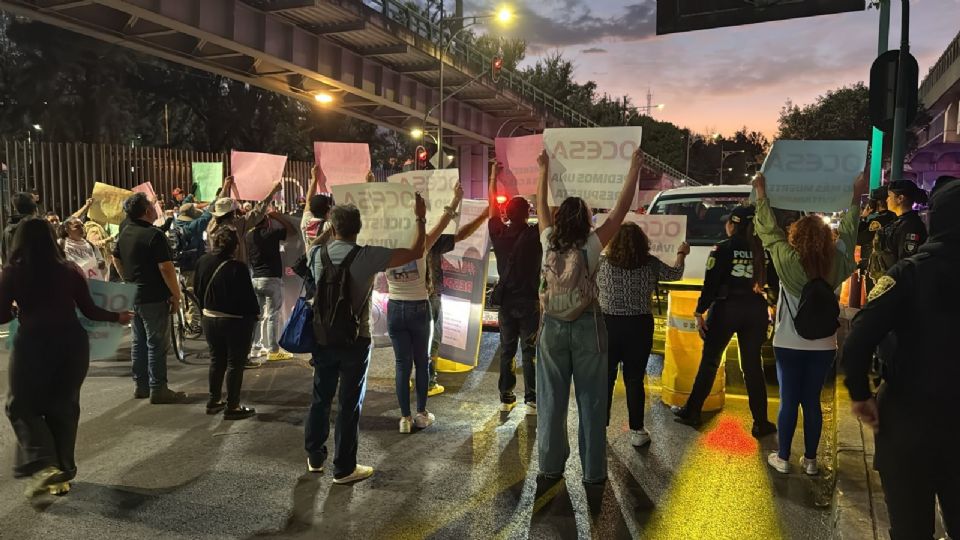 Oficiales de la policía metropolitana replegaron a los manifestantes en ambos sentidos de Viaducto Río de la Piedad.