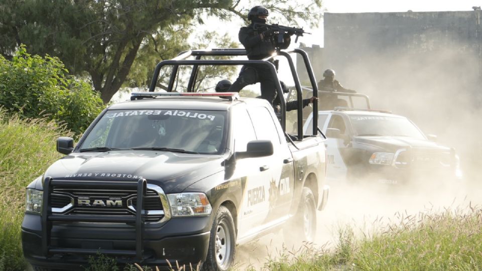 Elementos de Fuerza Civil durante el Operativo Muralla en Hualahuises, donde se reporta un agresor abatido, un arma y un vehículo asegurados.