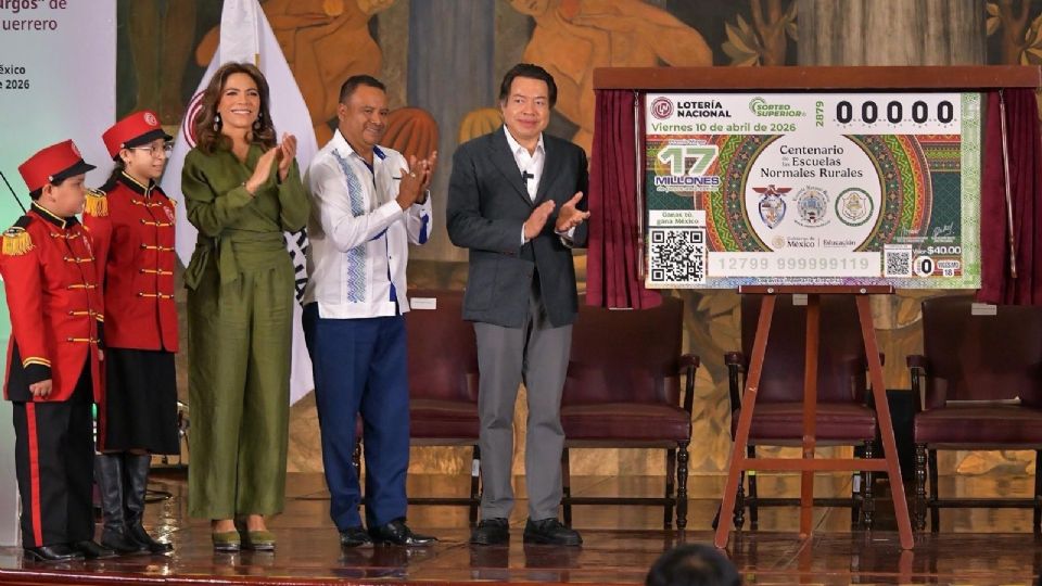 El secretario de Educación, Mario Delgado, y Olivia Salomón presentan el billete del Centenario de las Escuelas Normales Rurales.