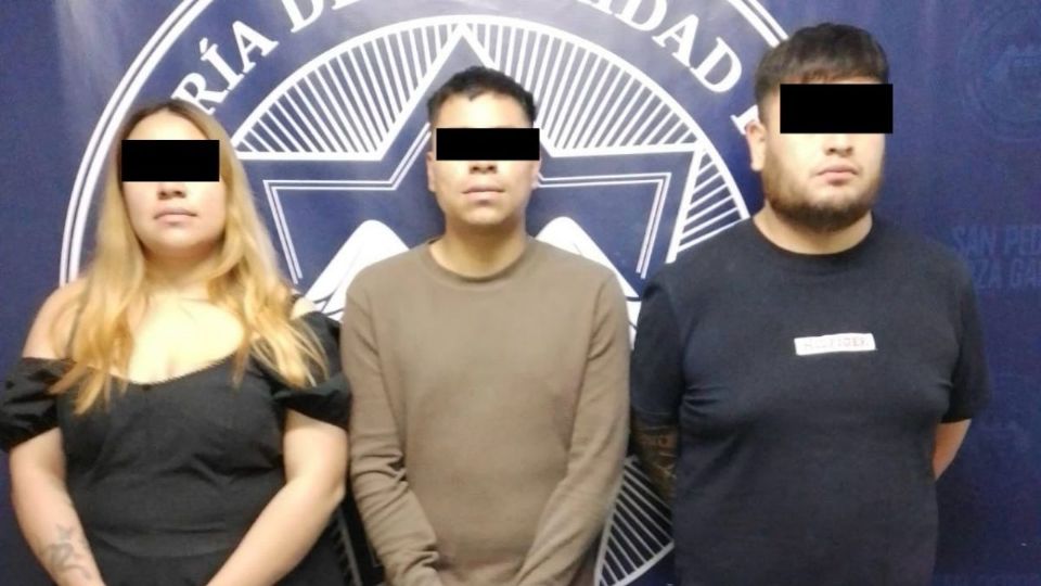 Los detenidos fueron identificados como Tomás “N” y Ángel “N” de 26 años, y Marina “N” de 24 años.