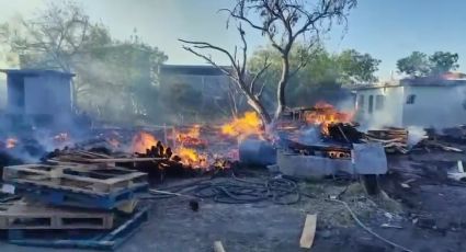 Controlan incendio en negocio de tarimas en Salinas Victoria