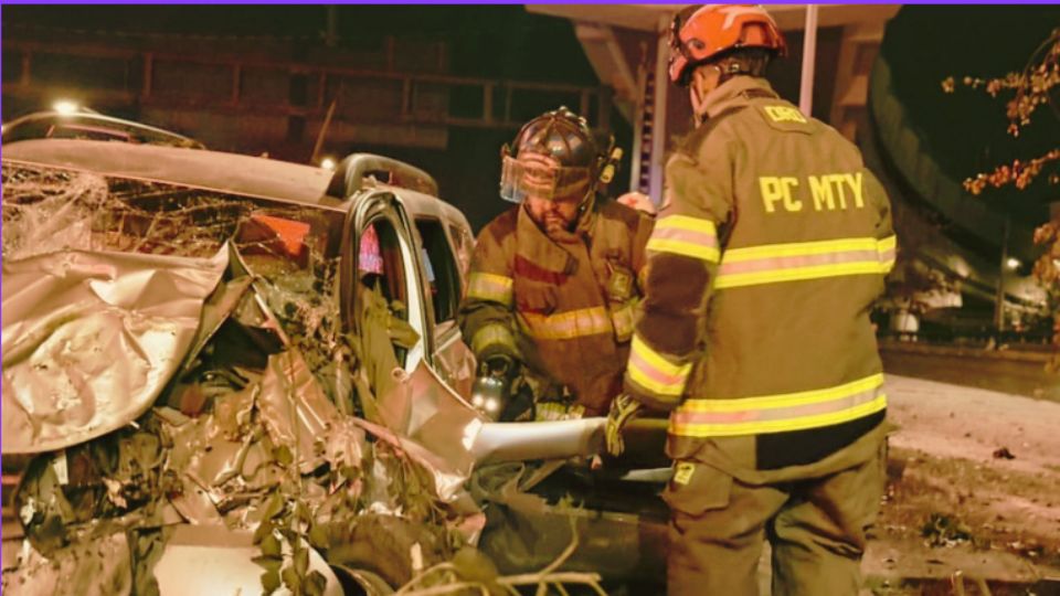 Elementos de rescate atendieron a la conductora lesionada y trabajaron en la eliminación de riesgos tras el choque registrado en la avenida Félix U. Gómez, en Monterrey.