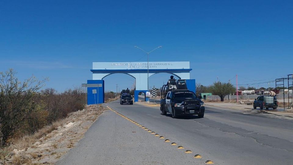 Elementos de seguridad durante el Operativo Muralla en Lampazos, donde se aseguraron armas largas, vehículos y se reportó un presunto agresor abatido.