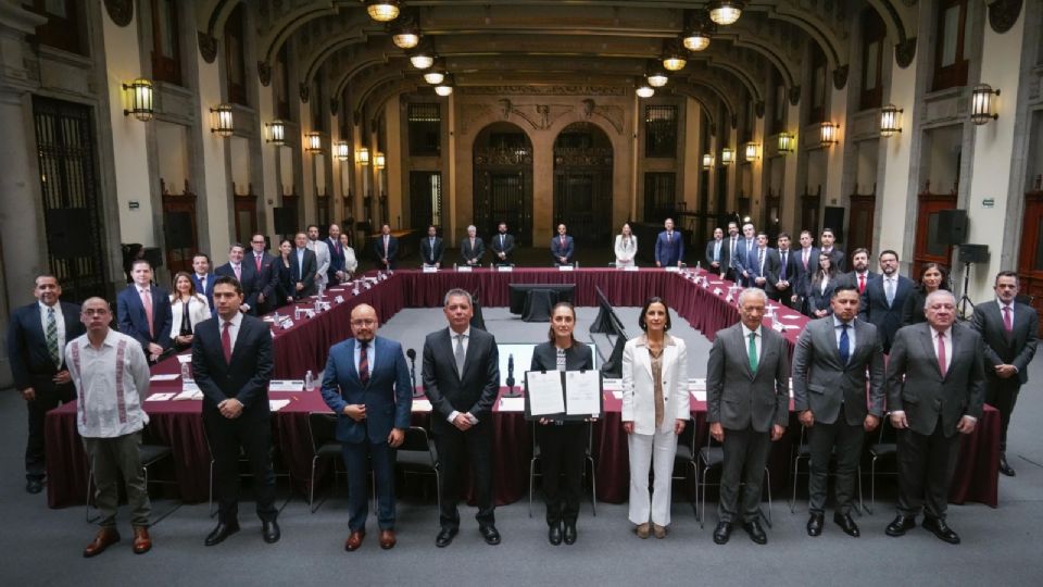'Mientras en el mundo sube el precio de la gasolina, en México protegemos la economía de las familias', afirmó la presidenta.