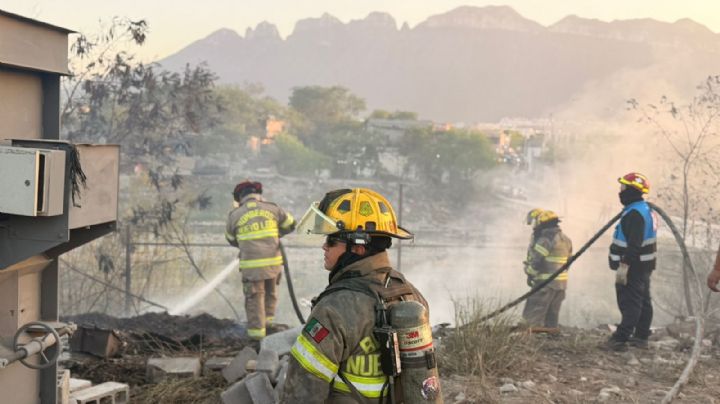 Incendio en lote baldío junto a arroyo en Escobedo moviliza a bomberos y Protección Civil