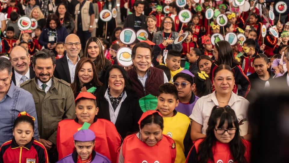 Mario Delgado Carrillo, destacó que como parte de la estrategia ya no se vende comida chatarra en los planteles.