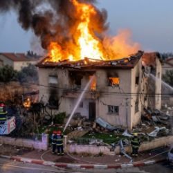 Terror desde el cielo: Misil de racimo iraní impacta edificio residencial cerca de Tel Aviv