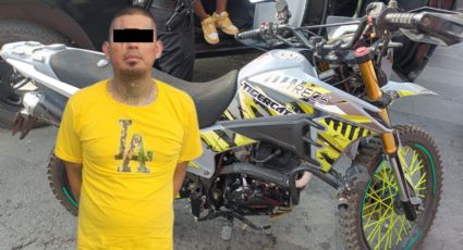 Detienen a joven cuando circulaba en moto robada en la colonia Valle Verde en Monterrey