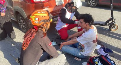 Joven resulta lesionado tras chocar en scooter eléctrico contra camioneta en Monterrey
