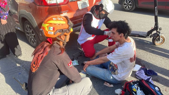 Joven resulta lesionado tras chocar en scooter eléctrico contra camioneta en Monterrey