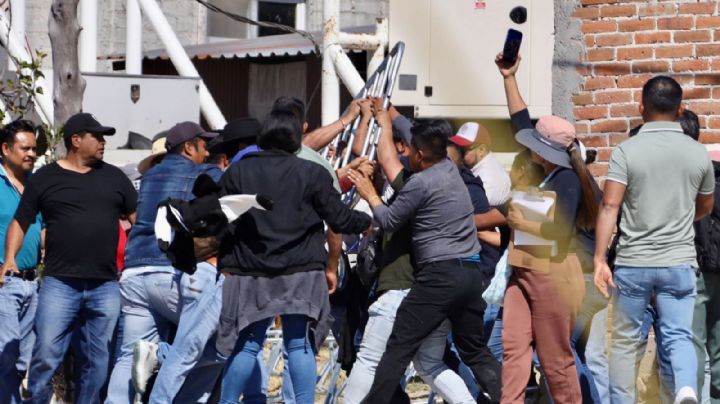 Integrantes de la CNTE irrumpen en el Zócalo y retiran vallas de la mega cancha de fútbol