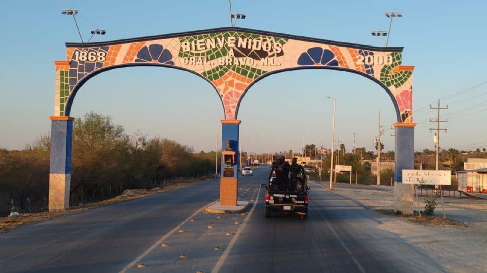 Autoridades estatales resguardaron una brecha en General Bravo tras el hallazgo de restos humanos que serán analizados por peritos forenses.