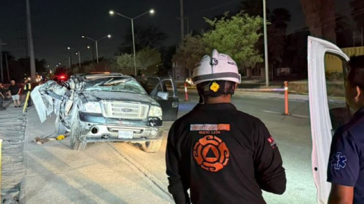 Hombre muere tras estrellarse camioneta contra tráiler estacionado en Apodaca