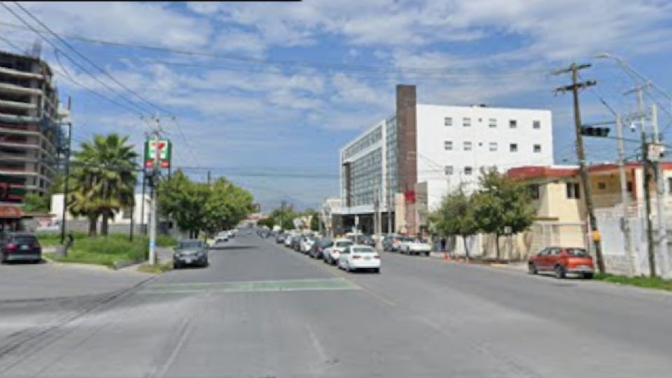 Rescatistas y policías liberaron a ocho jóvenes que permanecieron atrapados cerca de una hora en un elevador de un edificio en la colonia Roma, en Monterrey.