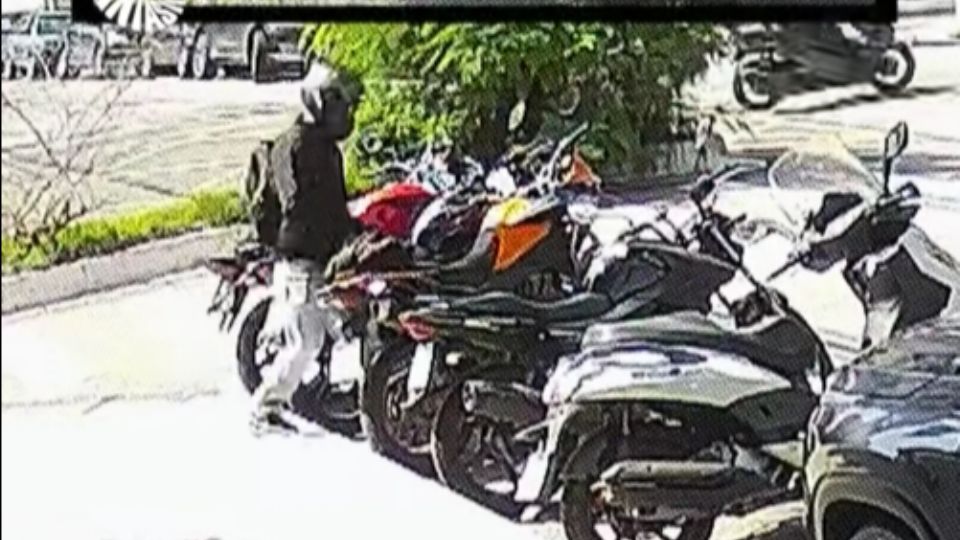 Cámara de vigilancia capta el momento exacto en que el sujeto sustrae las piezas electrónicas en la vía pública.