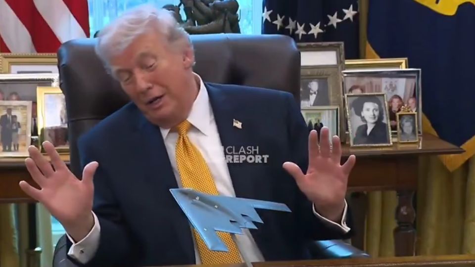 El mandatario estadounidense sostuvo frente a las cámaras una réplica a escala de la aeronave furtiva durante su anuncio de rearme militar.