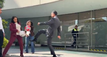 Llega fiebre mundialista al Senado; legisladores muestran sus habilidades futbolísticas con balones