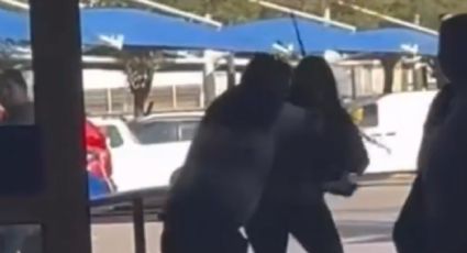 VIDEO: Guardia golpea con bastón a mujer en Walmart Lincoln; clientes graban la agresión