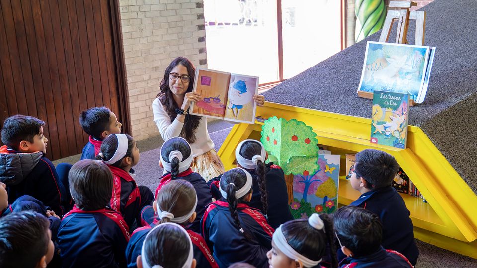 Durante la inauguración de 'Las otras tintas. Un viaje' en Niños CONARTE, alumnos de la Escuela Primaria Luis Elizondo exploraron las ilustraciones interactivas acompañados de autoridades culturales.
