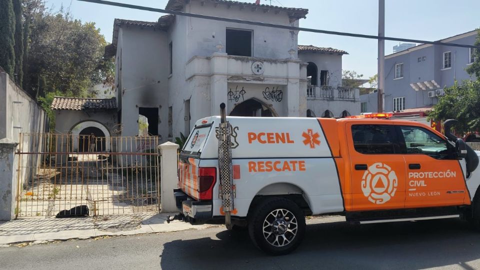 Elementos de auxilio trabajaron durante poco más de 30 minutos para controlar el incendio en la vivienda abandonada del Obispado.