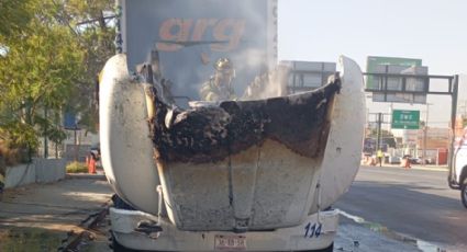 Se incendia cabina de tráiler en Monterrey