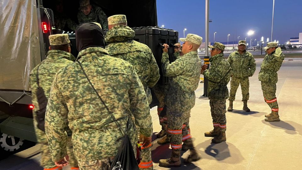 Elementos de la Secretaría de la Defensa Nacional y Protección Civil coordinando el operativo de rescate a las afueras de las instalaciones afectadas.