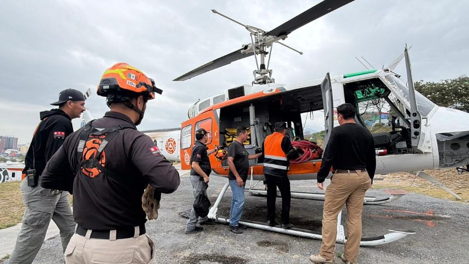 Rescatistas desplegaron un operativo con helicóptero para auxiliar a dos menores en el Cerro del Topo Chico.