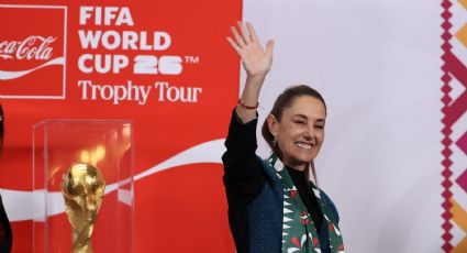 Recibe Sheinbaum la Copa del Mundo de la FIFA