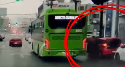 VIDEO | Golpea camión a 2 mujeres en el centro de Monterrey