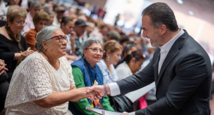 Adrián de la Garza entrega testamentos a bajo costo en Monterrey para dar certeza a familias