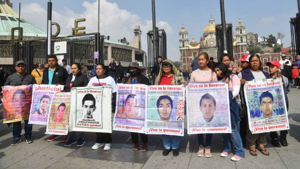 Familiares de los 43 de Ayotzinapa durante marcha.