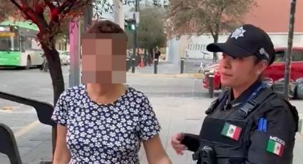 Policías de Monterrey auxilian a mujer desorientada en el Barrio Antiguo y la reunen con su familia