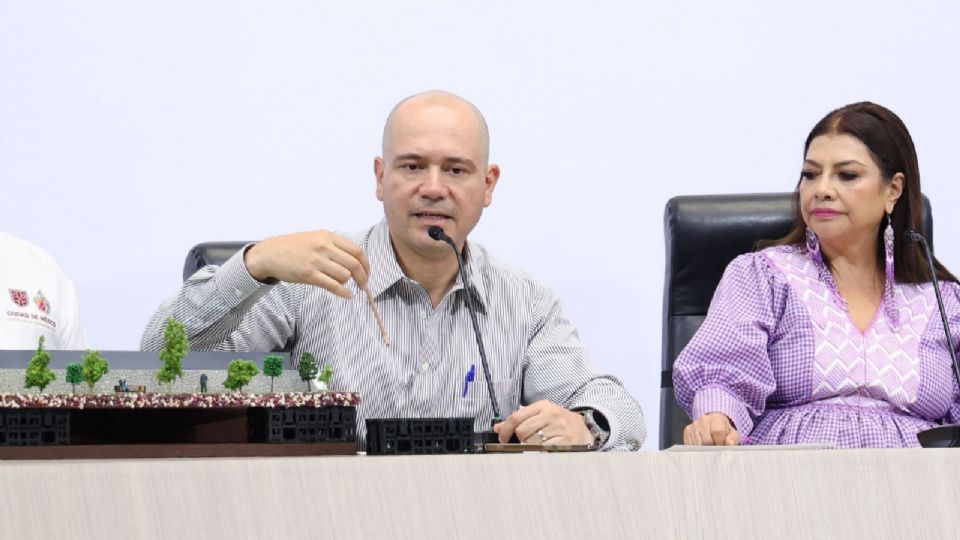 Mario Esparza, titular de SEGIAGUA, junto a Clara Brugada, jefa de Gobierno.