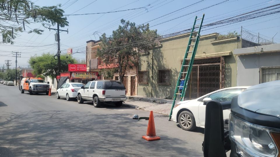 Elementos de auxilio atendieron al trabajador que cayó de una altura aproximada de cuatro metros mientras instalaba cableado en la colonia Obrera de Monterrey.