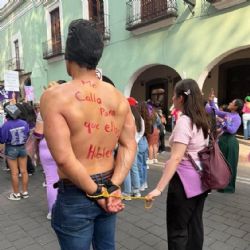 VIDEO | El incómodo momento en que colectivas descubren y corren a deudor alimentario durante el 8M